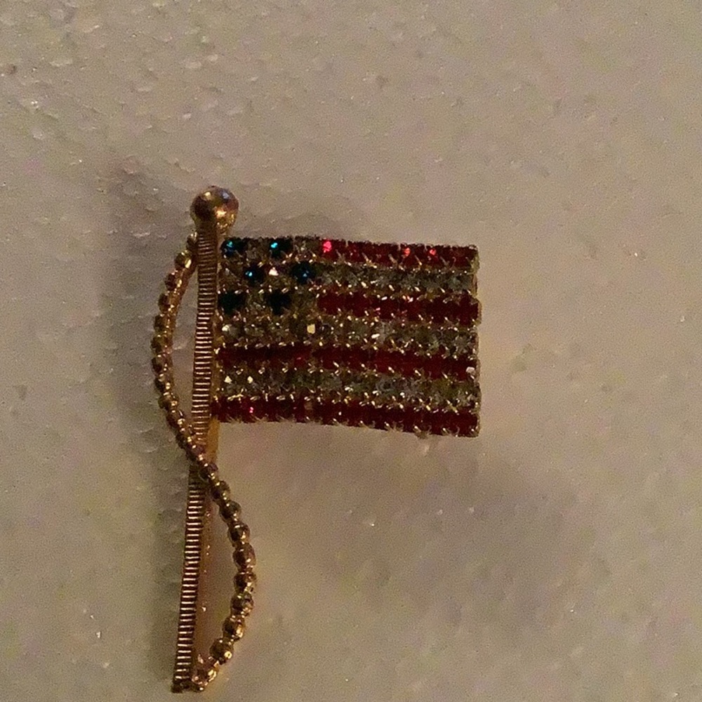Beautiful  vintage crystal and rhinestone American flag brooch